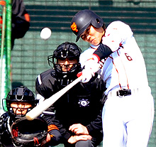 巨人紅白戦　２回裏白組無死、左越えソロ本塁打を放つ坂本（撮影・水谷安孝）