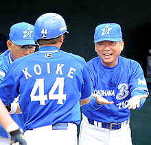 みのもんた（右）は、本塁打を放った小池を笑顔で迎える（撮影・為田聡史）