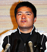 契約更改を終え、会見に臨む阪神久保田(撮影・河南真一)
