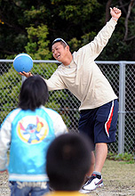 児童養護施設を訪問した中田は子供たちとボール遊びをする（撮影・為田聡史）