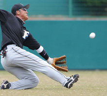 フリー打撃中に、外野の守備についた中田は打球をスライディングキャッチ（撮影・為田聡史）