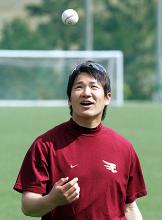 練習休日のこの日、ホテル近くのグラウンドで体を動かした田中（撮影・中村誠慈）