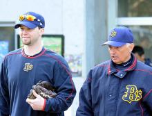 話し合いを終えた、ラロッカ（左）とコリンズ監督（撮影・外山哲司）