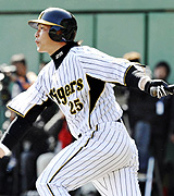 ４回無死一、二塁、左前に安打を放つ阪神新井（共同）