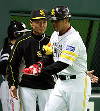 ２回裏ソフトバンク無死、松中は右越え本塁打を放ち王監督に迎えられる（撮影・藤尾明華）