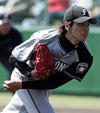 先発した日本ハム武田勝は５回を１安打に抑える好投を見せる（撮影・黒川智章）