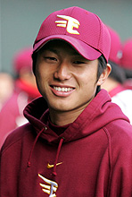 試合後笑顔を見せる楽天長谷部（撮影・中島郁夫）