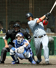 ４回表日本ハム１死一塁、中前に安打を放った中田（撮影・鈴木豊）