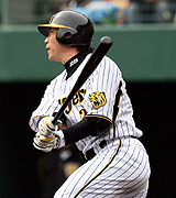 ４回裏阪神無死、新井は、右中間へ二塁打を放つ（撮影・岡潤一）