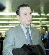 パ・リーグでの事情聴取を終え、引き揚げるオリックス中村球団本部長（共同）