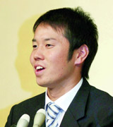 セ・リーグの最優秀新人に選出され記者会見する阪神の上園啓史投手（共同）