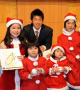 サンタの衣装を着た姉妹と記念写真に収まる阪神鳥谷（撮影・岡本　肇）