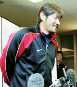 笑顔で記者の質問に答える阪神下柳（共同）