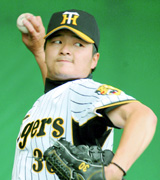 ブルペンで投げ込む阪神久保田(共同)