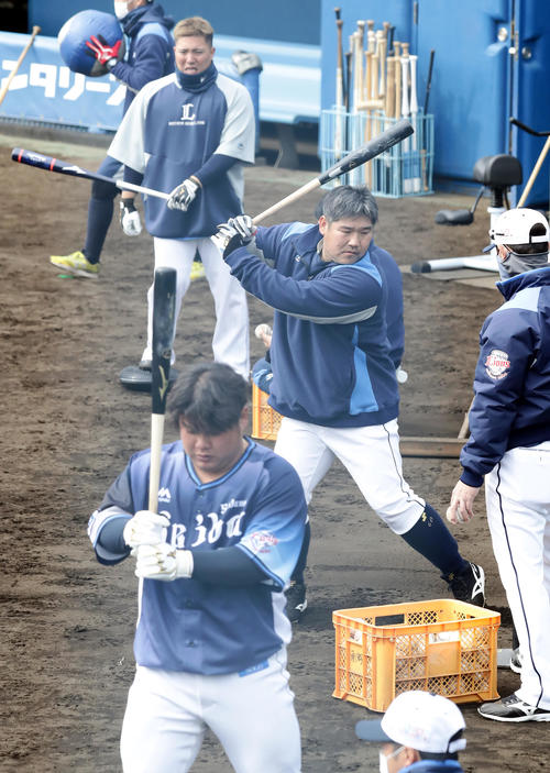 並んだ並んだ３兄弟 ！ そろってティー打撃する西武の、手前から渡部健人、中村剛也、山川穂高（撮影・浅見桂子）
