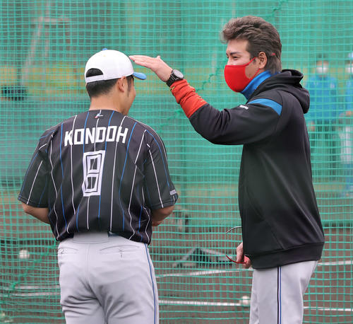 近藤１７１センチ、オレ１８１センチと身長のお話ではないようで…　練習中、近藤健介（左）の頭をポンとはたくビッグボス日本ハム新庄剛志監督（撮影・河野匠）