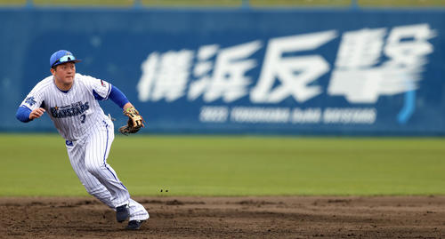 ２軍調整中だったＤｅＮＡ牧秀悟が沖縄電力との練習試合で実戦復帰。「横浜反撃」のスローガンを背に軽快な動きを見せた（撮影・狩俣裕三）