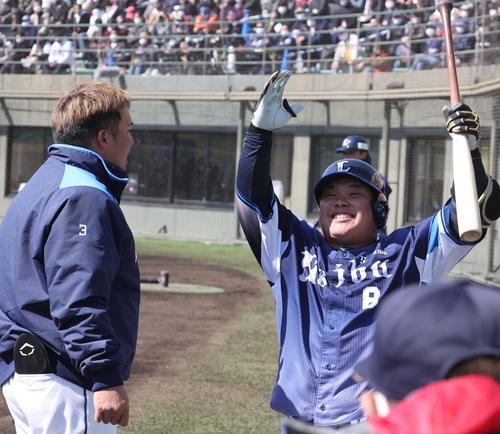 オリックスとの練習試合で本塁打を放った西武渡部健人（右）は「どすこいポーズ」の元祖・山川穂高の目の前で「どすこいポーズ」を決める（撮影・渦原淳）