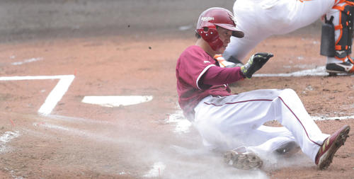 巨人との練習試合の１回表、小郷裕哉の先制適時打で本塁に滑り込んで生還する楽天西川遥輝（撮影・河田真司）