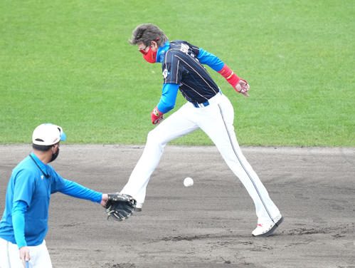 打撃練習の打球を華麗に避ける日本ハム新庄剛志監督（撮影・鈴木みどり）