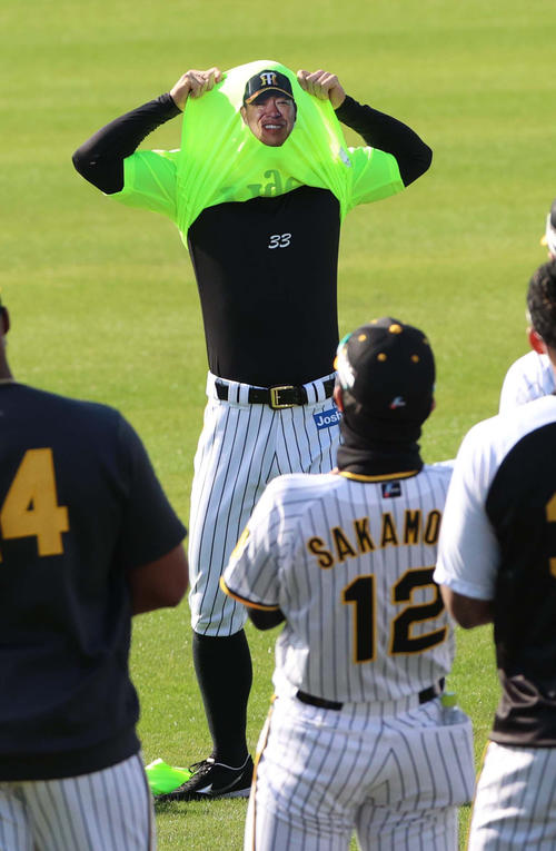 1日主将を務めた阪神糸原健斗は、ロバート秋山ネタ梅宮辰夫Tシャツばりの、井上一樹ヘッドコーチＴシャツでナインの大爆笑を誘う（撮影・上田博志）