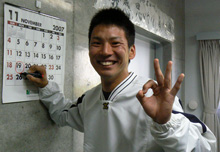 ドラフト当日を指さし、笑顔を見せる東洋大・大場（撮影・前田祐輔）
