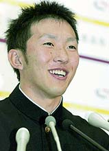 ヤクルトに１巡目で指名され、笑顔で記者会見する慶大の加藤幹典投手（共同）