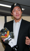 日本ハム１巡目指名を受けた多田野は、カメラマンの注文に応える（撮影・酒井清司）
