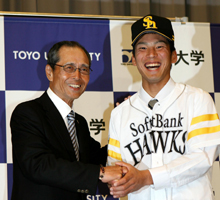 ソフトバンク王監督（左）と、笑顔で握手する東洋大・大場（撮影・野上伸悟）