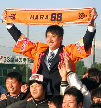 巨人１巡目指名を受けた大体大・村田は、チームメートから祝福を受ける（撮影・益子浩一）