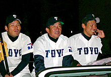 東洋大・大場（右）は、オープンカーに乗り優勝パレード（撮影・石田泰隆）