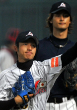 台湾初練習でノックを受ける長谷部。後方はダルビッシュ(撮影・為田聡史)
