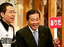 中田の背番号「６」はあり？　質問にボードを掲げる梨田監督（撮影・黒川智章）