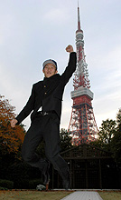 仮契約を終え東京タワーを背にジャンプするヤクルト1巡目指名の慶大・加藤(撮影・小沢裕)