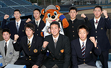 中田(前列中央)ら日本ハムドラフト指名選手が記念撮影(撮影・村上秀明)