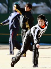 キャッチボールする沢村。後方右は小笠原（撮影・蔦林史峰）