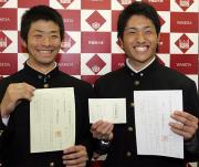 早大・松本（右）と細山田は、ドラフトの指名用紙を手に笑顔を見せる