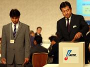 原監督(右)は左手でくじを引く。左は秋山監督(撮影・鹿野芳博)