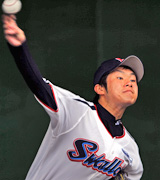 キャンプ初日、佐藤由規は気迫のピッチングをみせる（撮影・栗山尚久）
