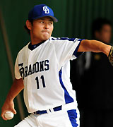 初めてブルペンに入った川上（撮影・清水貴仁）