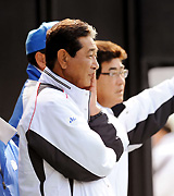 西武投手陣の投球を見守る日本代表・星野監督(撮影・下田雄一)