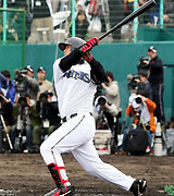 【日本ハム－阪神】５回、中田は左越え場外に本塁打を放つ（撮影・田崎高広）