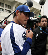 ブルペンからでてきた川上は報道陣に囲まれる（撮影・清水貴仁）