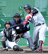紅白戦の４回表、三塁内野安打を放つ中田翔（撮影・為田聡史）