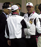 小池パ・リーグ会長(左)と会談するバレンタイン監督（撮影・中村誠慈）