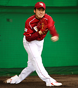 ブルペンで投球する楽天長谷部（撮影・野上伸悟）