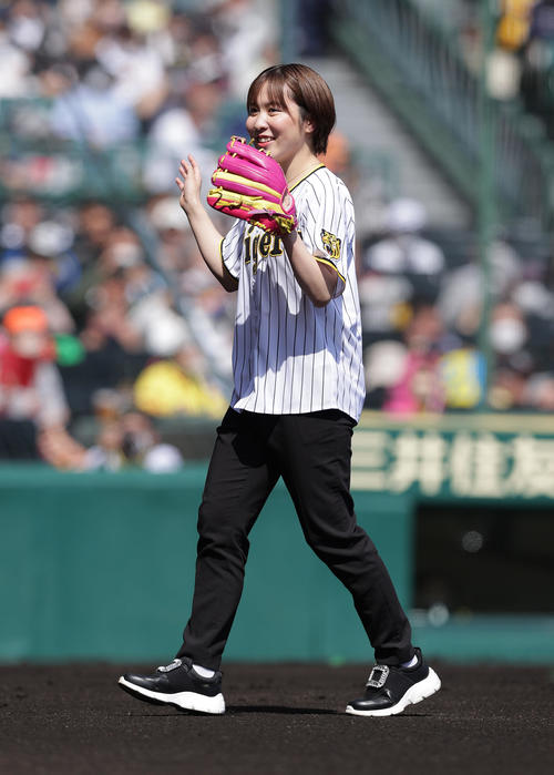 阪神対巨人　始球式を務めた平野（撮影・前田充）