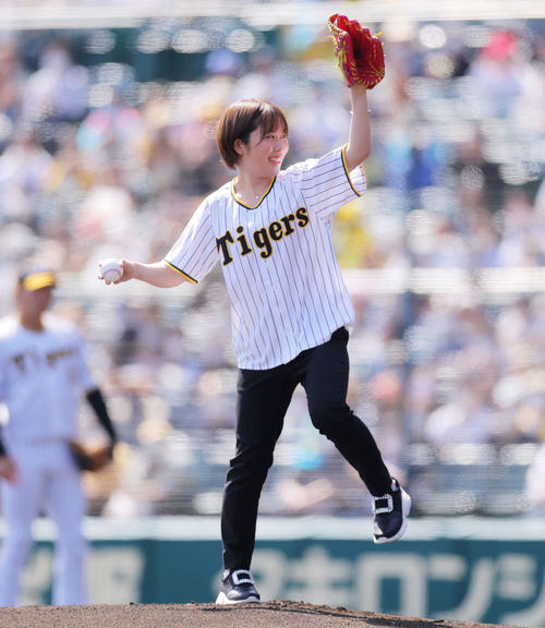 阪神対巨人　試合開始前、始球式に臨む東京五輪卓球女子団体銀メダリストの平野（撮影・河田真司）