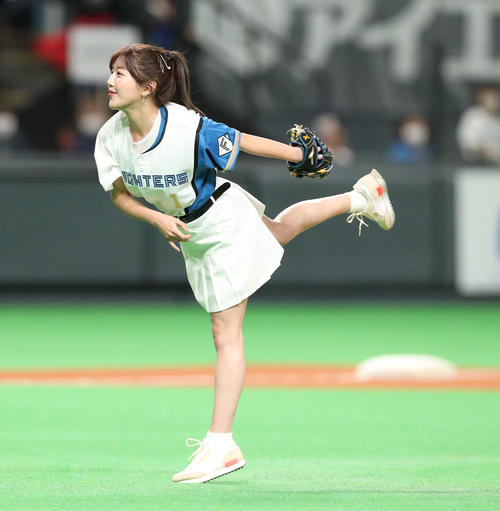 2022年4月23日、日本ハム対ソフトバンク　試合前、始球式を務める宮崎（撮影・佐藤翔太）
