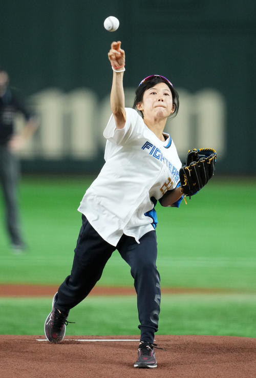 日本ハム対オリックス　始球式に登場したスピードスケートの高木（撮影・横山健太）